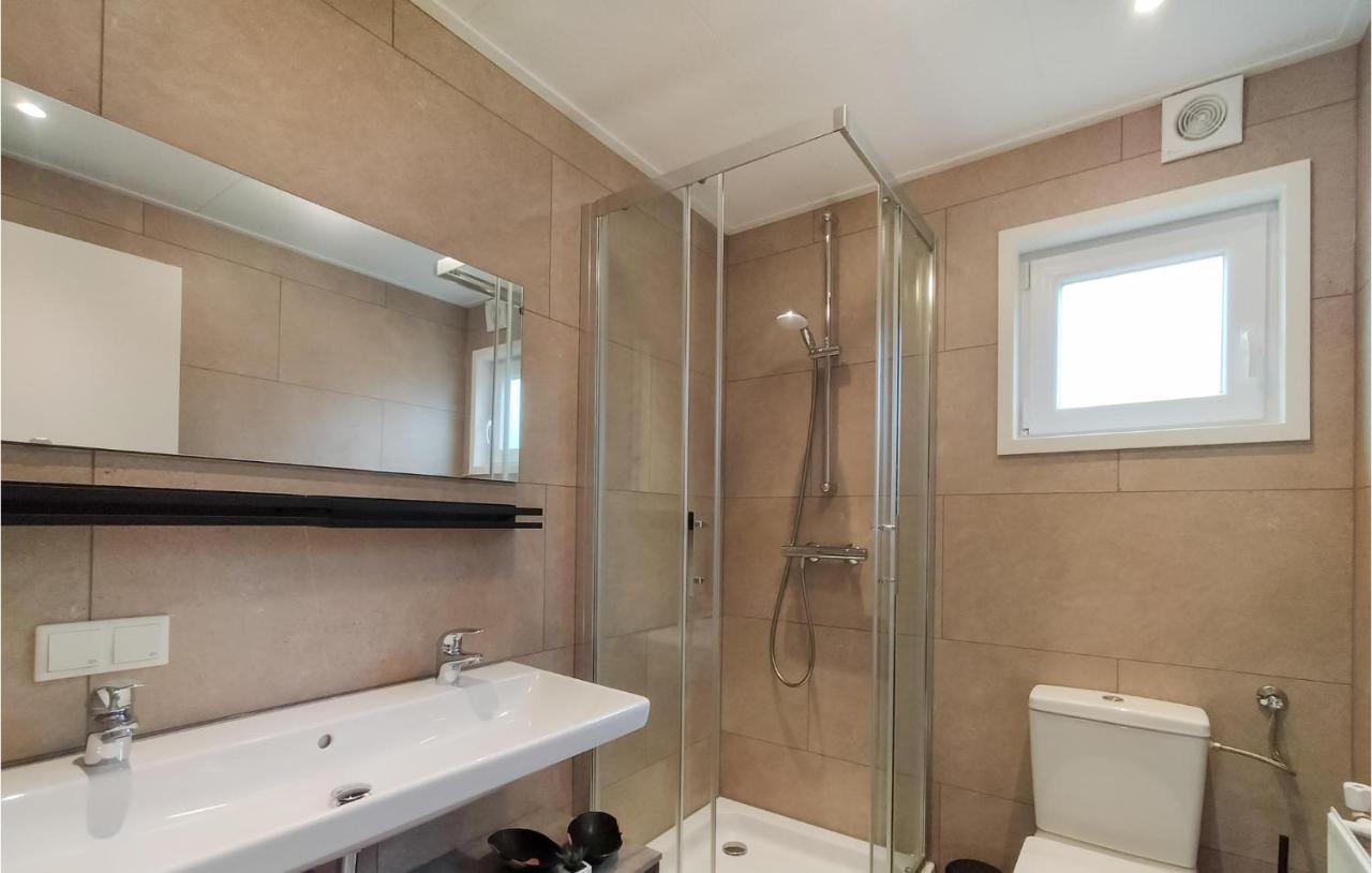 2 Bedroom Awesome Home In Heinkenszand Buitenkant foto